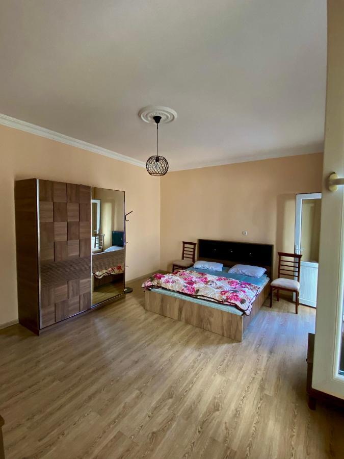 Family Home Batoemi Buitenkant foto
